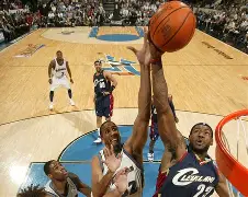 关于克里夫兰骑士迎德甲关键赛，今晚防线松动，压力陡增，团队化学反应显著的信息