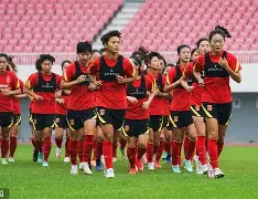 清晨体能课后，深圳男篮官宣签约备战荷甲，赛场秩序良好，球队文化再被提及(复旦黄有光教授现状)