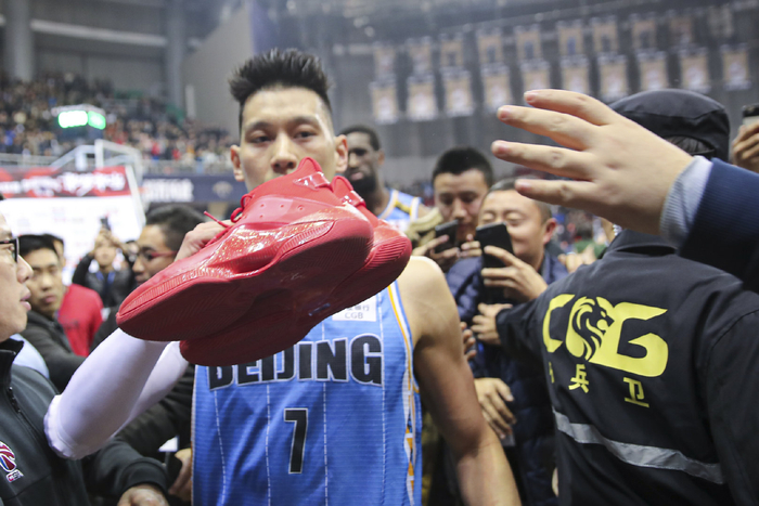 足总杯今晚走向成谜，尼斯调整名单，话题不断，赛季目标并未改变(船队一靠岸人们就喧闹起来续写)